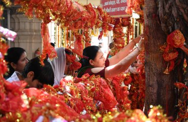 NEW DELHI INDIA APRIL 32025 Devotees Shri Aadya Katyayani Shaktipith Mandir Chhatarpur Tapınağı 'nda ikinci gün şezlonga dua ediyor 3 Nisan 2025 tarihinde Yeni Hindistan' da Sonu Mehta Hindustan Times