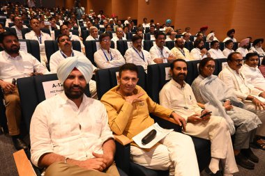 YENİ DELHI INDIA APRIL 32025 Kongre Liderleri Meclis Başkanı ve LOP Başkanı Rajya Sabha Mallikarjun Kharge ve muhalefet lideri Lok Sabha Rahul Gandhi 'nin Bölge Kongre Komitesi' nin ikinci parti başkanlarıyla yaptıkları toplantıda 