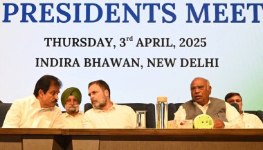 NEW DELHI INDIA APRIL 3 2025 Kongre Başkanı ve LOP Rajya Sabha Mallikarjun Kharge ve Muhalefet Lideri Lok Sabha Rahul Gandhi Kongre Milletvekili KC Venugopal, Cong 'daki Bölge Kongre Komitesi' nin ikinci parti başkanlarıyla yaptıkları toplantıda