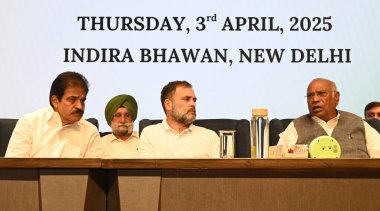 NEW DELHI INDIA APRIL 3 2025 Kongre Başkanı ve LOP Rajya Sabha Mallikarjun Kharge ve Muhalefet Lideri Lok Sabha Rahul Gandhi Kongre Milletvekili KC Venugopal, Cong 'daki Bölge Kongre Komitesi' nin ikinci parti başkanlarıyla yaptıkları toplantıda