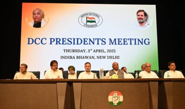 NEW DELHI INDIA APRIL 3 2025 Kongre Başkanı Mukul Wasnik Kongre Başkanı ve LOP Rajya Sabha Mallikarjun Kharge ve Muhalefet lideri Lok Sabha Rahul Gandhi Kongre KC Venugopal Bhupesh Baghel Sachin Pilotu ile ikinci grup toplantısında