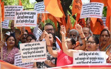 NEW DELHI INDIA APRIL 3 Nisan 2025 Birleşik Hindu Cephesi aktivistleri ve Milliyetçi Shiv Sena, 3 Nisan 'da Jantar Mantar' da düzenlenen protesto sırasında Hindu emanetine hakaret ettiği iddiasıyla Batı Bengal Genel Sekreteri Mamata Banerjee aleyhinde sloganlar attı.