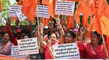 NEW DELHI INDIA APRIL 3 Nisan 2025 Birleşik Hindu Cephesi aktivistleri ve Milliyetçi Shiv Sena, 3 Nisan 'da Jantar Mantar' da düzenlenen protesto sırasında Hindu emanetine hakaret ettiği iddiasıyla Batı Bengal Genel Sekreteri Mamata Banerjee aleyhinde sloganlar attı.