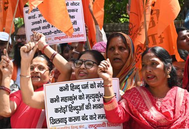 NEW DELHI INDIA APRIL 3 Nisan 2025 Birleşik Hindu Cephesi aktivistleri ve Milliyetçi Shiv Sena, 3 Nisan 'da Jantar Mantar' da düzenlenen protesto sırasında Hindu emanetine hakaret ettiği iddiasıyla Batı Bengal Genel Sekreteri Mamata Banerjee aleyhinde sloganlar attı.