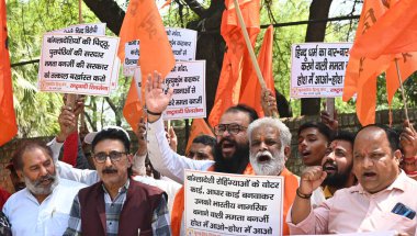NEW DELHI INDIA APRIL 3 Nisan 2025 Birleşik Hindu Cephesi aktivistleri ve Milliyetçi Shiv Sena, 3 Nisan 'da Jantar Mantar' da düzenlenen protesto sırasında Hindu emanetine hakaret ettiği iddiasıyla Batı Bengal Genel Sekreteri Mamata Banerjee aleyhinde sloganlar attı.