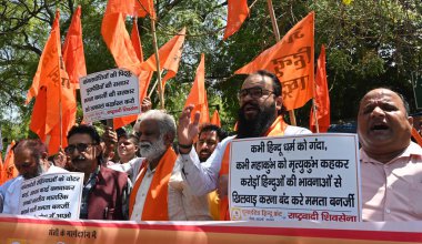 NEW DELHI INDIA APRIL 3 Nisan 2025 Birleşik Hindu Cephesi aktivistleri ve Milliyetçi Shiv Sena, 3 Nisan 'da Jantar Mantar' da düzenlenen protesto sırasında Hindu emanetine hakaret ettiği iddiasıyla Batı Bengal Genel Sekreteri Mamata Banerjee aleyhinde sloganlar attı.