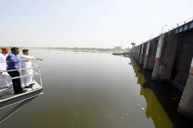 NEW DELHI INDIA APRIL 3 Nisan 2025 Delhi Su Bakanı Parvesh Sahib Singh Verma, Wazirabad Su arıtma Tesisi 'ni ziyaret ederek Wazirabad Su arıtma Tesisi' nde 3 Nisan 2025 tarihinde gerçekleştirilen gelişmeleri gözden geçirdi.