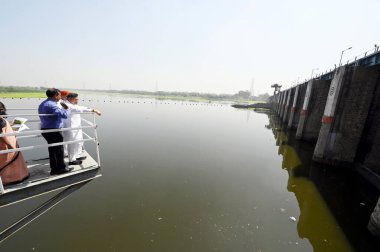 NEW DELHI INDIA APRIL 3 Nisan 2025 Delhi Su Bakanı Parvesh Sahib Singh Verma, Wazirabad Su arıtma Tesisi 'ni ziyaret ederek Wazirabad Su arıtma Tesisi' nde 3 Nisan 2025 tarihinde gerçekleştirilen gelişmeleri gözden geçirdi.