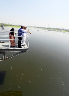 NEW DELHI INDIA APRIL 3 Nisan 2025 Delhi Su Bakanı Parvesh Sahib Singh Verma, Wazirabad Su arıtma Tesisi 'ni ziyaret ederek Wazirabad Su arıtma Tesisi' nde 3 Nisan 2025 tarihinde gerçekleştirilen gelişmeleri gözden geçirdi.