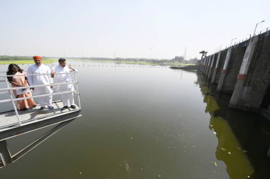 NEW DELHI INDIA APRIL 3 Nisan 2025 Delhi Su Bakanı Parvesh Sahib Singh Verma, Wazirabad Su arıtma Tesisi 'ni ziyaret ederek Wazirabad Su arıtma Tesisi' nde 3 Nisan 2025 tarihinde gerçekleştirilen gelişmeleri gözden geçirdi.