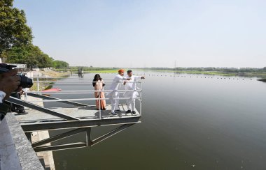 NEW DELHI INDIA APRIL 3 Nisan 2025 Delhi Su Bakanı Parvesh Sahib Singh Verma, Wazirabad Su arıtma Tesisi 'ni ziyaret ederek Wazirabad Su arıtma Tesisi' nde 3 Nisan 2025 tarihinde gerçekleştirilen gelişmeleri gözden geçirdi.