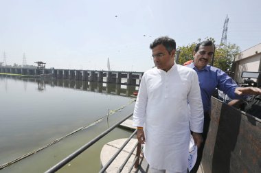 NEW DELHI INDIA APRIL 3 Nisan 2025 Delhi Su Bakanı Parvesh Sahib Singh Verma, Wazirabad Su arıtma Tesisi 'ni ziyaret ederek Wazirabad Su arıtma Tesisi' nde 3 Nisan 2025 tarihinde gerçekleştirilen gelişmeleri gözden geçirdi.