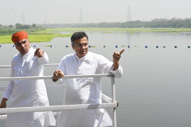 NEW DELHI INDIA APRIL 3 Nisan 2025 Delhi Su Bakanı Parvesh Sahib Singh Verma, Wazirabad Su arıtma Tesisi 'ni ziyaret ederek Wazirabad Su arıtma Tesisi' nde 3 Nisan 2025 tarihinde gerçekleştirilen gelişmeleri gözden geçirdi.