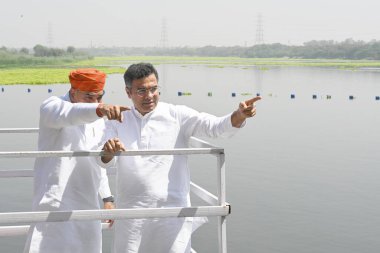 NEW DELHI INDIA APRIL 3 Nisan 2025 Delhi Su Bakanı Parvesh Sahib Singh Verma, Wazirabad Su arıtma Tesisi 'ni ziyaret ederek Wazirabad Su arıtma Tesisi' nde 3 Nisan 2025 tarihinde gerçekleştirilen gelişmeleri gözden geçirdi.