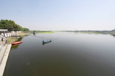 NEW DELHI INDIA 3 Nisan 2025 Wazirabad Su arıtma Tesisinde Yamuna Nehri manzarası 3 Nisan 2025 Sanjeev Verma Hindustan Times