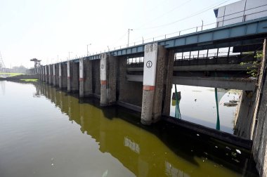 NEW DELHI INDIA 3 Nisan 2025 Wazirabad Su arıtma Tesisinde Yamuna Nehri manzarası 3 Nisan 2025 Sanjeev Verma Hindustan Times