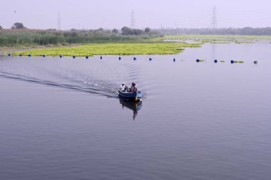 NEW DELHI INDIA 3 Nisan 2025 Wazirabad Su arıtma Tesisinde Yamuna Nehri manzarası 3 Nisan 2025 Sanjeev Verma Hindustan Times