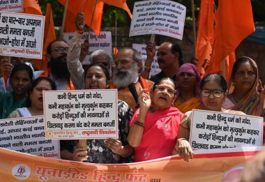 NEW DELHI INDIA APRIL Birleşik Hindu Cephesi 'nden 32025 İşçi ve Milliyetçi Shiv Sena, Batı Bengal CM Mamta Banerjee' nin fotoğrafını 3 Nisan 2025 'de Yeni Delhi Hindistan' da Vipin Kumar Hindustan Times tarafından çekilen Jantar Mantar protestosunda çektiler.