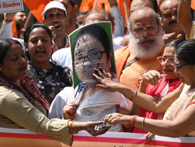 NEW DELHI INDIA APRIL Birleşik Hindu Cephesi 'nden 32025 İşçi ve Milliyetçi Shiv Sena, Batı Bengal CM Mamta Banerjee' nin fotoğrafını 3 Nisan 2025 'de Yeni Delhi Hindistan' da Vipin Kumar Hindustan Times tarafından çekilen Jantar Mantar protestosunda çektiler.