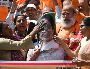 NEW DELHI INDIA APRIL Birleşik Hindu Cephesi 'nden 32025 İşçi ve Milliyetçi Shiv Sena, Batı Bengal CM Mamta Banerjee' nin fotoğrafını 3 Nisan 2025 'de Yeni Delhi Hindistan' da Vipin Kumar Hindustan Times tarafından çekilen Jantar Mantar protestosunda çektiler.