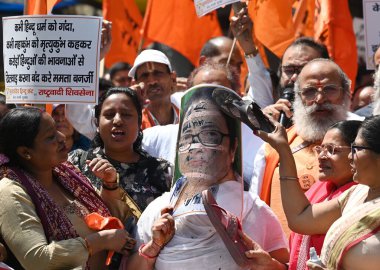 NEW DELHI INDIA APRIL Birleşik Hindu Cephesi 'nden 32025 İşçi ve Milliyetçi Shiv Sena, Batı Bengal CM Mamta Banerjee' nin fotoğrafını 3 Nisan 2025 'de Yeni Delhi Hindistan' da Vipin Kumar Hindustan Times tarafından çekilen Jantar Mantar protestosunda çektiler.