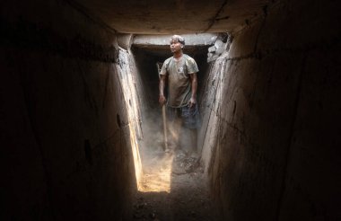 MUMBAI INDIA APRIL 32025 Brihanmumbai Belediye Şirketi BMC, Perşembe günü Hindistan 'ın Bhandup kentindeki Doğu Ekspres Otoyolu yakınlarındaki bir nala temizliği yapan BMC çalışanı Ajay Nirmal ile muson temizleme çalışmalarına başladı.