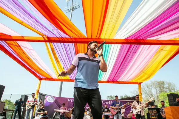 NEW DELHI, INDIA - 28 Mart 2025 'te Hindistan' ın Yeni Delhi kentinde, Vivek Vihar kampüsünde, Vivekananda Üniversitesi 'nin yıllık festivalinde şarkıcı Prabh Gill sahne aldı.. 