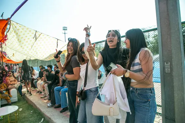 YENİ DELHI, INDIA - 28 Mart 2025 'te Vivek Vihar kampüsünde Vivekananda Üniversitesi' nin yıllık festivali Pallavi 25 'te sanatçılar Prabh Gill' in performansının keyfini çıkarıyorlar..