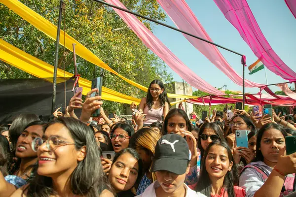 YENİ DELHI, INDIA - 28 Mart 2025 'te Vivek Vihar kampüsünde Vivekananda Üniversitesi' nin yıllık festivali Pallavi 25 'te sanatçılar Prabh Gill' in performansının keyfini çıkarıyorlar..