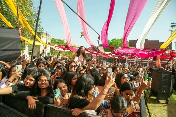 YENİ DELHI, INDIA - 28 Mart 2025 'te Vivek Vihar kampüsünde Vivekananda Üniversitesi' nin yıllık festivali Pallavi 25 'te sanatçılar Prabh Gill' in performansının keyfini çıkarıyorlar..