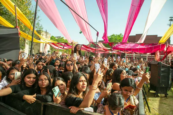 YENİ DELHI, INDIA - 28 Mart 2025 'te Vivek Vihar kampüsünde Vivekananda Üniversitesi' nin yıllık festivali Pallavi 25 'te sanatçılar Prabh Gill' in performansının keyfini çıkarıyorlar..