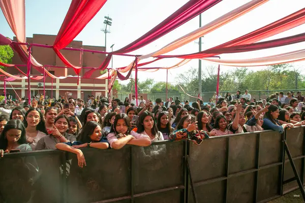 YENİ DELHI, INDIA - 28 Mart 2025 'te Vivek Vihar kampüsünde Vivekananda Üniversitesi' nin yıllık festivali Pallavi 25 'te sanatçılar Prabh Gill' in performansının keyfini çıkarıyorlar..