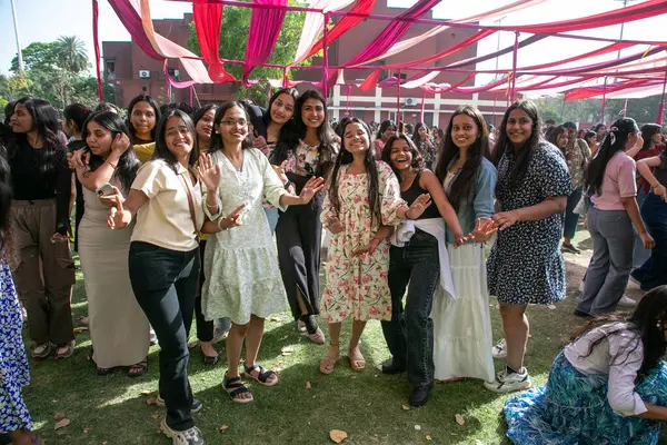 YENİ DELHI, INDIA - 28 Mart 2025 'te Vivek Vihar kampüsünde Vivekananda Üniversitesi' nin yıllık festivali Pallavi 25 'te sanatçılar Prabh Gill' in performansının keyfini çıkarıyorlar..