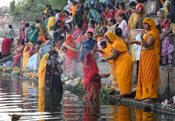 NEW DELHI INDIA APRIL 32025 Takipçiler 3 Nisan 2025 'te Sur Ghat Wazirabad' da Chaiti Chhas puja 'da ayin yapıyorlar. Yeni Delhi Hindistan' da 4 gün süren kutsal bir festival.