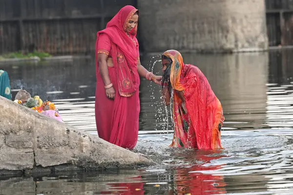 NEW DELHI INDIA APRIL 32025 Takipçiler 3 Nisan 2025 'te Sur Ghat Wazirabad' da Chaiti Chhas puja 'da ayin yapıyorlar. Yeni Delhi Hindistan' da 4 gün süren kutsal bir festival.