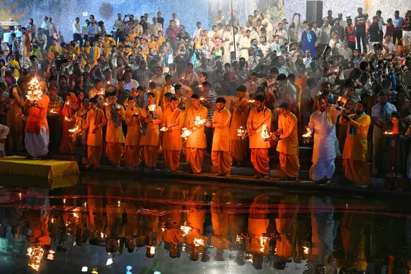 NEW DELHI INDIA APRIL 32025 Yamuna Arti Yamuna Janam utsav vesilesiyle Sur Ghat Wazirabad 'da 3 Nisan 2025' de Yeni Delhi 'de Sanchit Khanna Hindustan Times