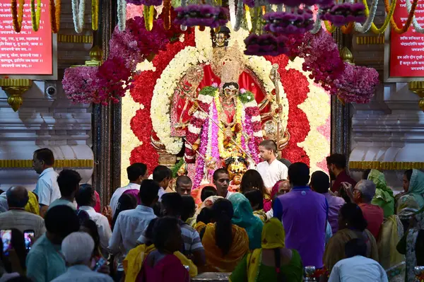 NEW DELHI INDIA APRIL 32025 Devotees Shri Aadya Katyayani Shaktipith Mandir Chhatarpur Tapınağı 'nda ikinci gün şezlonga dua ediyor 3 Nisan 2025 tarihinde Yeni Hindistan' da Sonu Mehta Hindustan Times