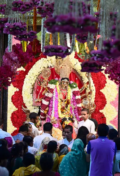 NEW DELHI INDIA APRIL 32025 Devotees Shri Aadya Katyayani Shaktipith Mandir Chhatarpur Tapınağı 'nda ikinci gün şezlonga dua ediyor 3 Nisan 2025 tarihinde Yeni Hindistan' da Sonu Mehta Hindustan Times