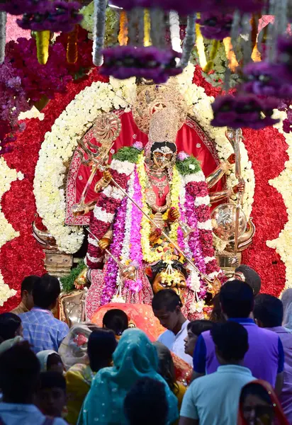 NEW DELHI INDIA APRIL 32025 Devotees Shri Aadya Katyayani Shaktipith Mandir Chhatarpur Tapınağı 'nda ikinci gün şezlonga dua ediyor 3 Nisan 2025 tarihinde Yeni Hindistan' da Sonu Mehta Hindustan Times