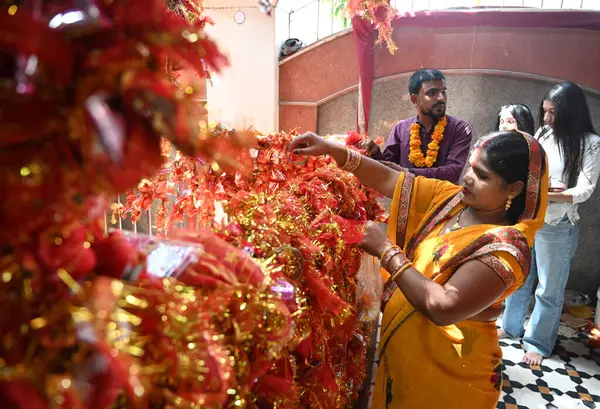 NEW DELHI INDIA APRIL 32025 Devotees Shri Aadya Katyayani Shaktipith Mandir Chhatarpur Tapınağı 'nda ikinci gün şezlonga dua ediyor 3 Nisan 2025 tarihinde Yeni Hindistan' da Sonu Mehta Hindustan Times