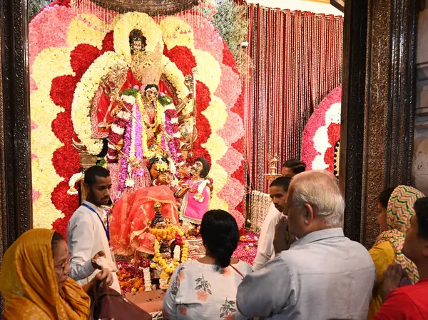 NEW DELHI INDIA APRIL 32025 Devotees Shri Aadya Katyayani Shaktipith Mandir Chhatarpur Tapınağı 'nda ikinci gün şezlonga dua ediyor 3 Nisan 2025 tarihinde Yeni Hindistan' da Sonu Mehta Hindustan Times