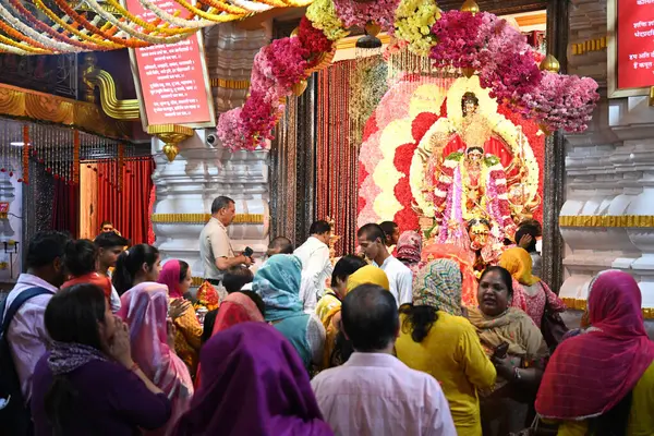 NEW DELHI INDIA APRIL 32025 Devotees Shri Aadya Katyayani Shaktipith Mandir Chhatarpur Tapınağı 'nda ikinci gün şezlonga dua ediyor 3 Nisan 2025 tarihinde Yeni Hindistan' da Sonu Mehta Hindustan Times