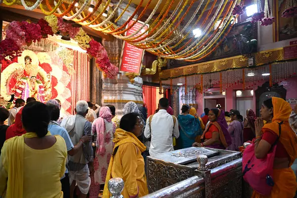 NEW DELHI INDIA APRIL 32025 Devotees Shri Aadya Katyayani Shaktipith Mandir Chhatarpur Tapınağı 'nda ikinci gün şezlonga dua ediyor 3 Nisan 2025 tarihinde Yeni Hindistan' da Sonu Mehta Hindustan Times
