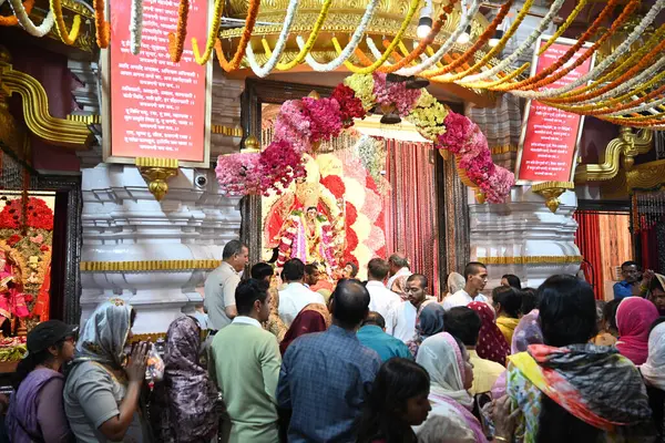 NEW DELHI INDIA APRIL 32025 Devotees Shri Aadya Katyayani Shaktipith Mandir Chhatarpur Tapınağı 'nda ikinci gün şezlonga dua ediyor 3 Nisan 2025 tarihinde Yeni Hindistan' da Sonu Mehta Hindustan Times