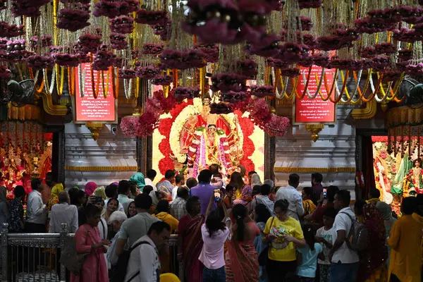 NEW DELHI INDIA APRIL 32025 Devotees Shri Aadya Katyayani Shaktipith Mandir Chhatarpur Tapınağı 'nda ikinci gün şezlonga dua ediyor 3 Nisan 2025 tarihinde Yeni Hindistan' da Sonu Mehta Hindustan Times