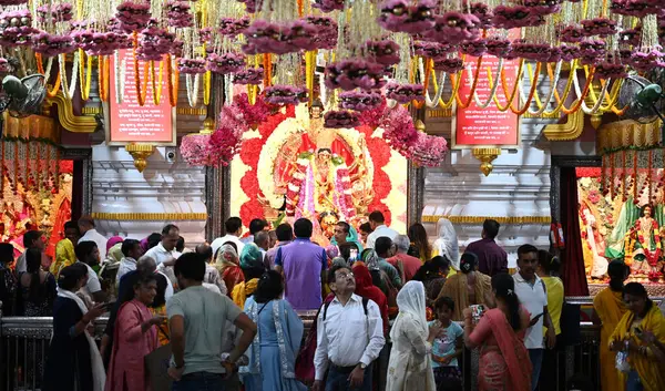 NEW DELHI INDIA APRIL 32025 Devotees Shri Aadya Katyayani Shaktipith Mandir Chhatarpur Tapınağı 'nda ikinci gün şezlonga dua ediyor 3 Nisan 2025 tarihinde Yeni Hindistan' da Sonu Mehta Hindustan Times