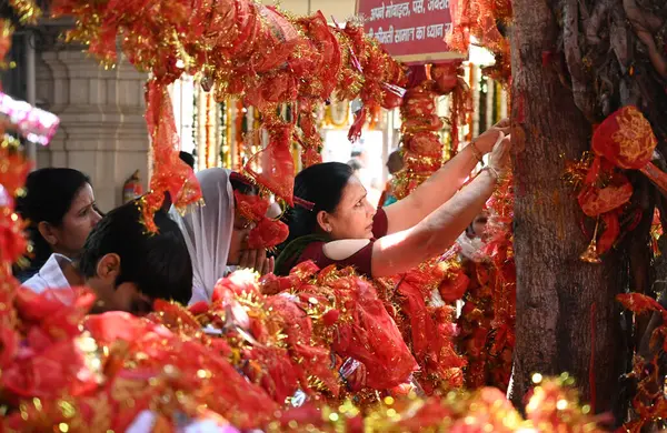 NEW DELHI INDIA APRIL 32025 Devotees Shri Aadya Katyayani Shaktipith Mandir Chhatarpur Tapınağı 'nda ikinci gün şezlonga dua ediyor 3 Nisan 2025 tarihinde Yeni Hindistan' da Sonu Mehta Hindustan Times