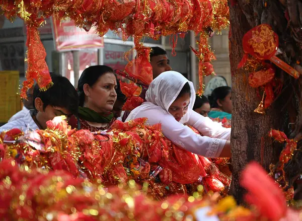 NEW DELHI INDIA APRIL 32025 Devotees Shri Aadya Katyayani Shaktipith Mandir Chhatarpur Tapınağı 'nda ikinci gün şezlonga dua ediyor 3 Nisan 2025 tarihinde Yeni Hindistan' da Sonu Mehta Hindustan Times