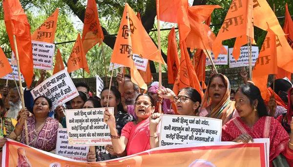 NEW DELHI INDIA APRIL 3 Nisan 2025 Birleşik Hindu Cephesi aktivistleri ve Milliyetçi Shiv Sena, 3 Nisan 'da Jantar Mantar' da düzenlenen protesto sırasında Hindu emanetine hakaret ettiği iddiasıyla Batı Bengal Genel Sekreteri Mamata Banerjee aleyhinde sloganlar attı.