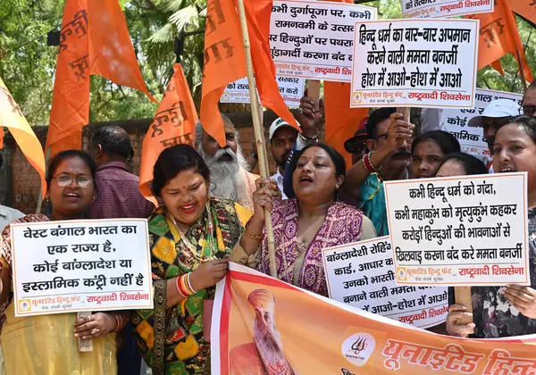 NEW DELHI INDIA APRIL 3 Nisan 2025 Birleşik Hindu Cephesi aktivistleri ve Milliyetçi Shiv Sena, 3 Nisan 'da Jantar Mantar' da düzenlenen protesto sırasında Hindu emanetine hakaret ettiği iddiasıyla Batı Bengal Genel Sekreteri Mamata Banerjee aleyhinde sloganlar attı.